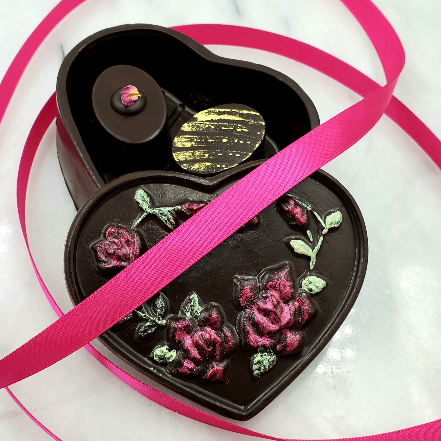 Boîte végétalienne de coeurs et de roses peintes à la main avec deux chocolats